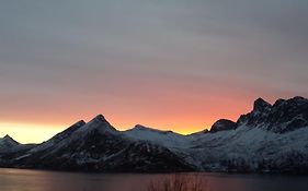 Senja, Husoy I Senja. Leilighet Med Utsikt Over Fjord Og Fjell